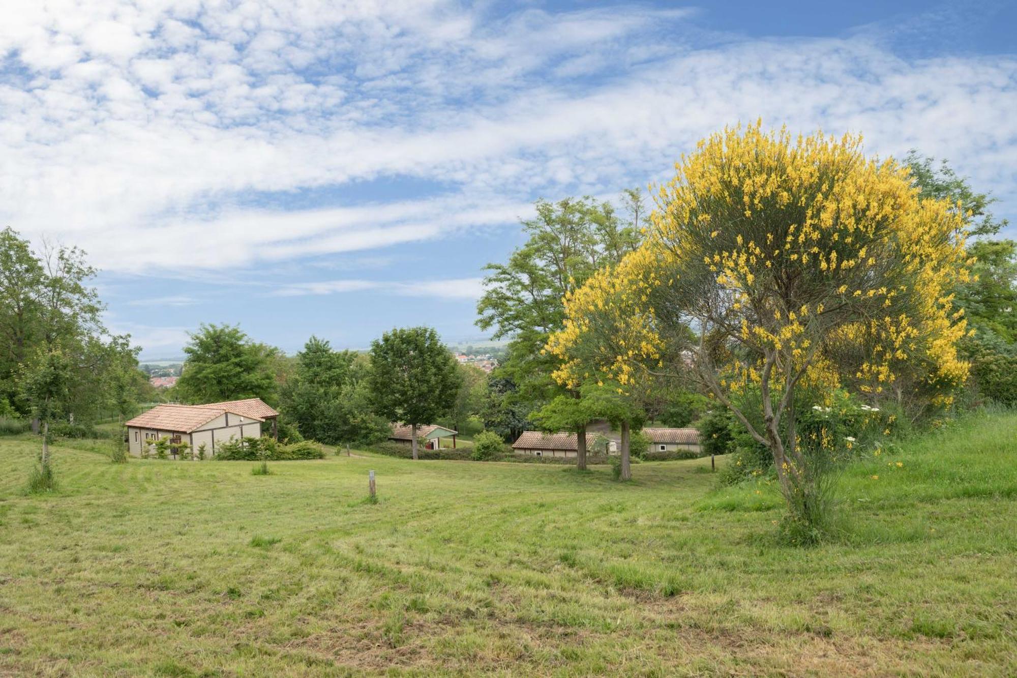 Camping Le Mont Libre - Cottage & Espace Nature - Gannat Zewnętrze zdjęcie